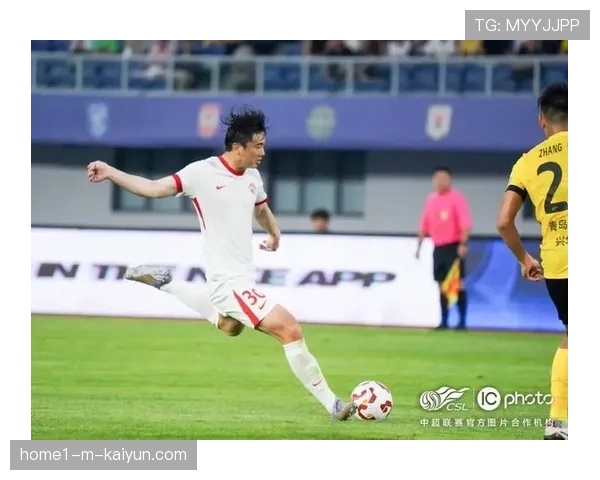 杨铭锐右边锋首发表现积极 进球越位头球攻门稍稍偏出 杨铭锐右边锋首发表现积极 进球越位头球攻门稍稍偏出